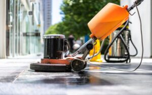 efektivitas floor polisher dalam membersihkan noda pada kekuatan pembersihan